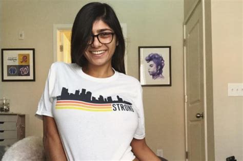 mia khalifa ropa interior|Mia Khalifa acalora Instagram posando en bikini y un vestido sin。